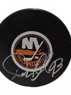 NHL / Signed New York Islanders Puck / Doug Weight